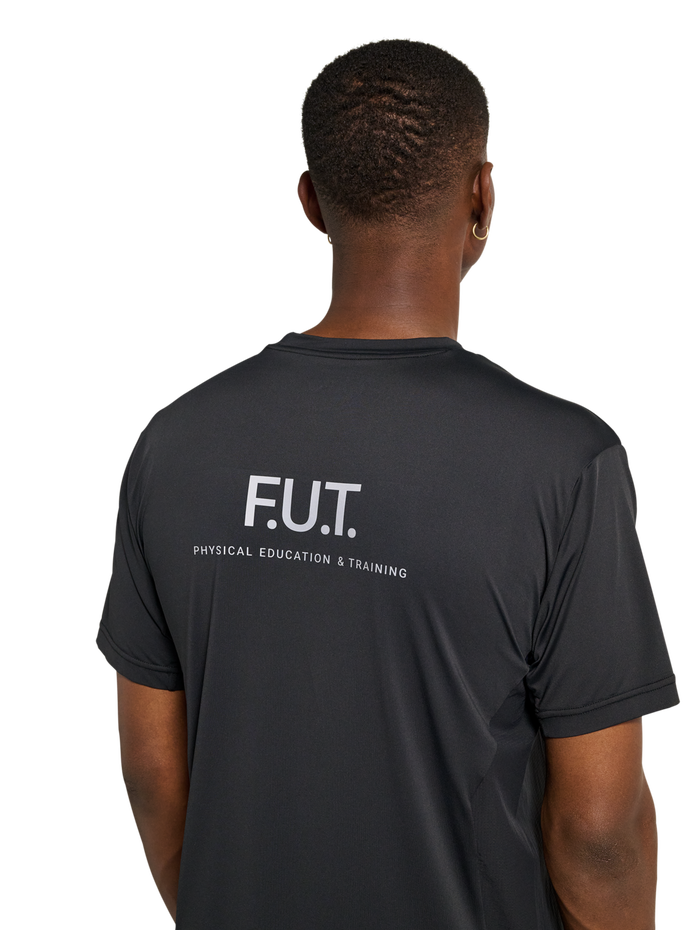 HALO SCOUT SS T-SHIRT, BLACK, model