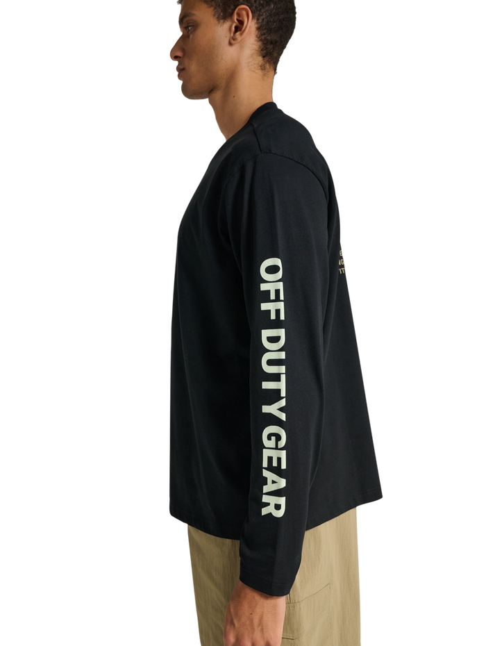 HALO GRAPHIC LS T-SHIRT, BLACK, model