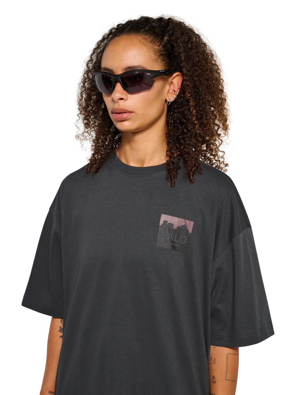 HALO GRAPHIC BOXY T-SHIRT, ASPHALT/ASPHALT, model