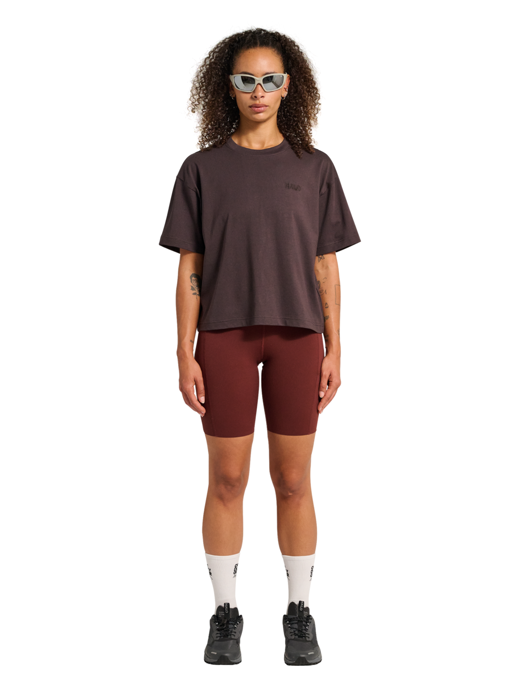 HALO WOMEN LOGO T-SHIRT, CHOCOLATE TORTE, model