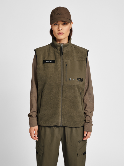 HALO TEDDY FLEECE VEST, MAJOR BROWN, model