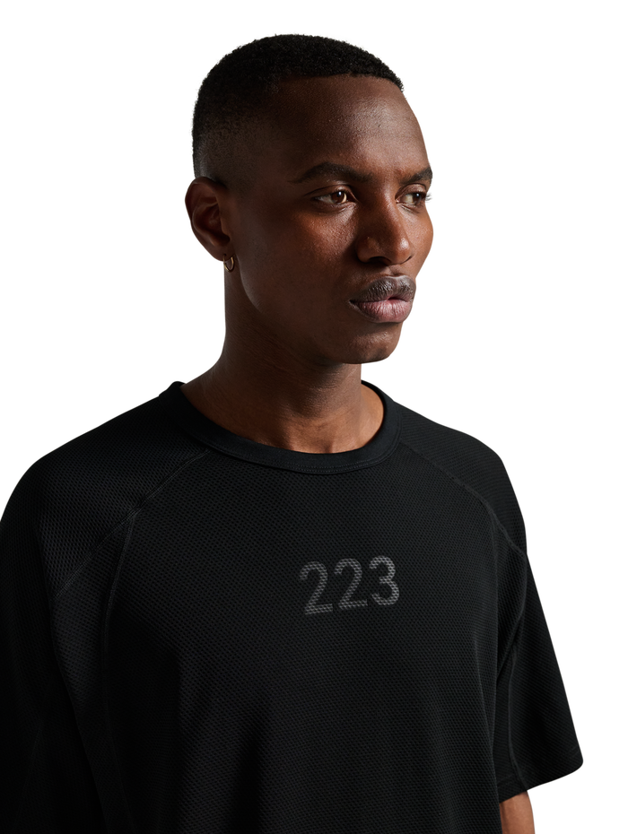 HALO SORONA BOXY T-SHIRT, BLACK, model