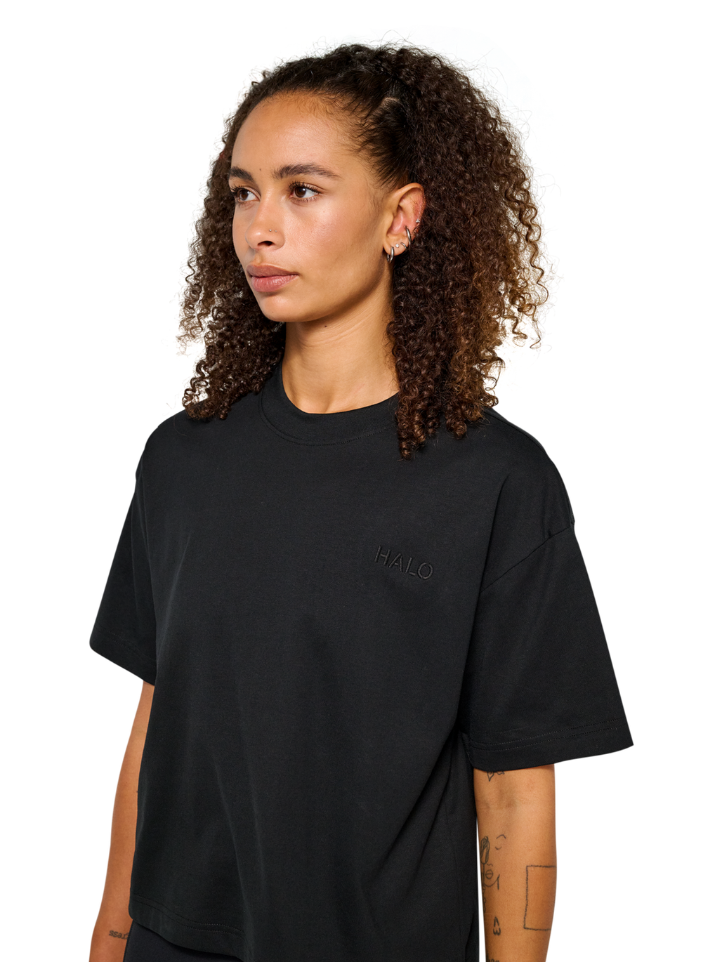 HALO WOMEN LOGO T-SHIRT, BLACK, model
