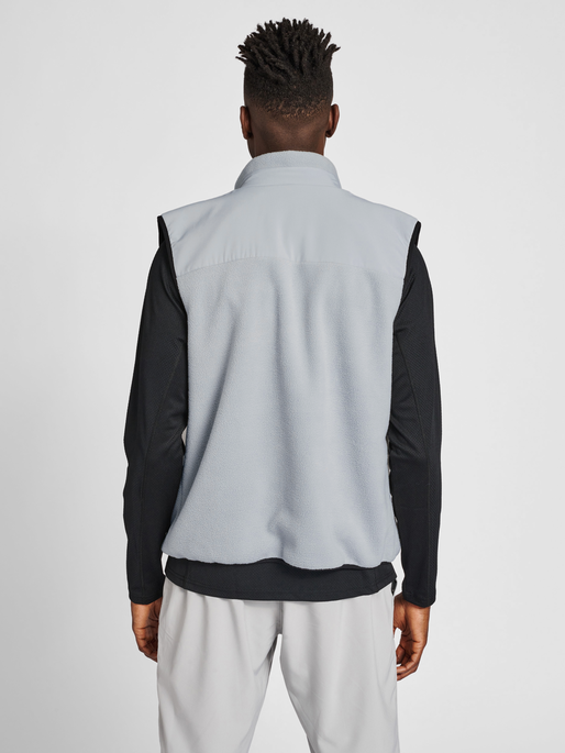 HALO TEDDY FLEECE VEST, HARBOR MIST, model
