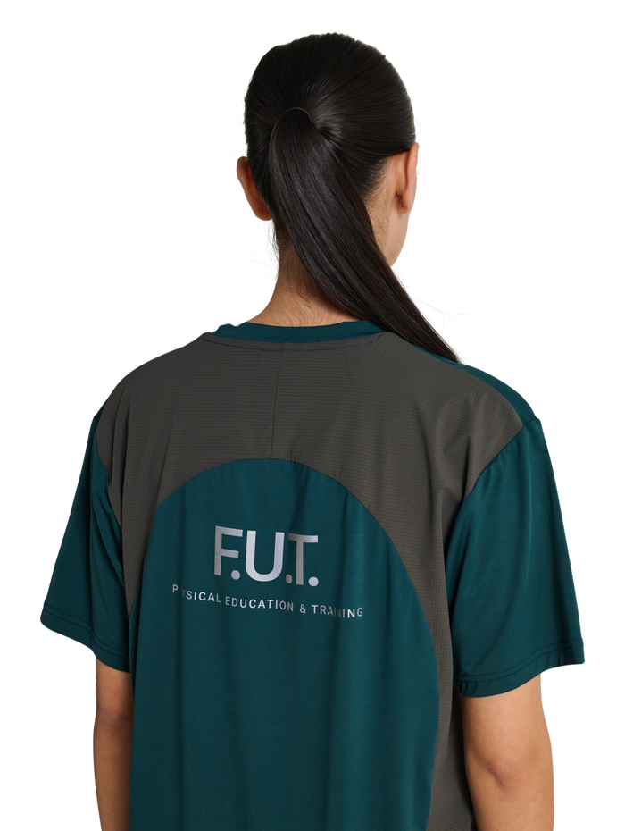 HALO DIVISION T-SHIRT, SEA MOSS, model