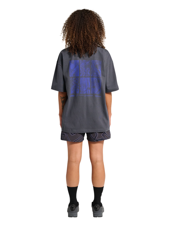 HALO GRAPHIC BOXY T-SHIRT, ASPHALT/NEON BLUE, model