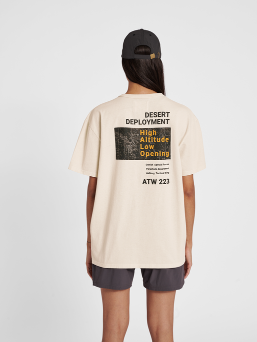 HALO GRAPHIC TEE, SILVER BIRCH, model