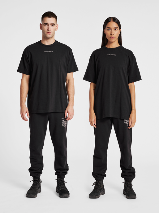 HALO SINNERS TEE, BLACK, model