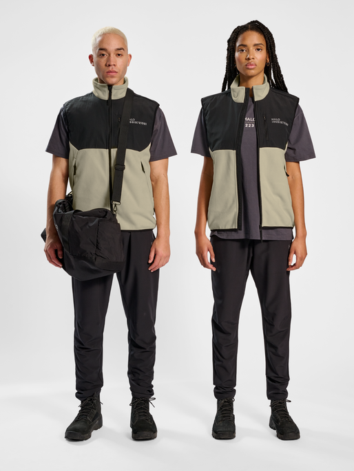 HALO BLOCKED FLEECE VEST, OYSTER GRAY, model