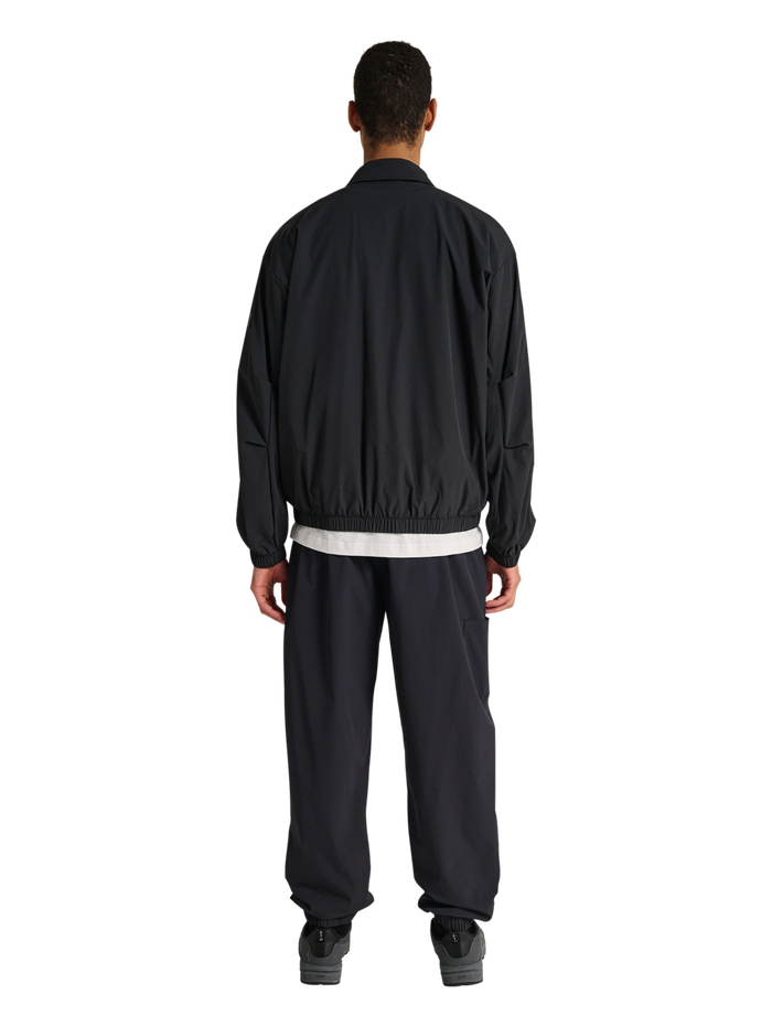 HALO MOVE OVERSHIRT, BLACK, model