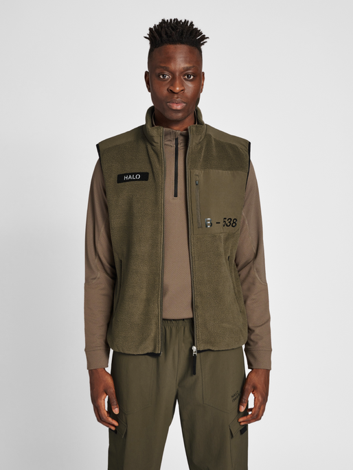 HALO TEDDY FLEECE VEST, MAJOR BROWN, model