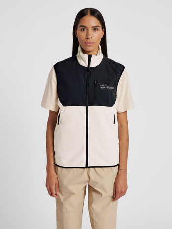 HALO BLOCKED FLEECE VEST, SILVER BIRCH, model