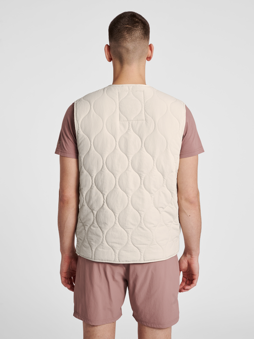 HALO QUILTED VEST, SILVER BIRCH, model