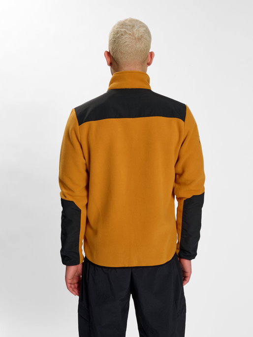 HALO BLOCKED ZIP FLEECE, HONEY GINGER, model