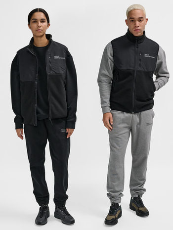 HALO BLOCKED FLEECE VEST, BLACK, model