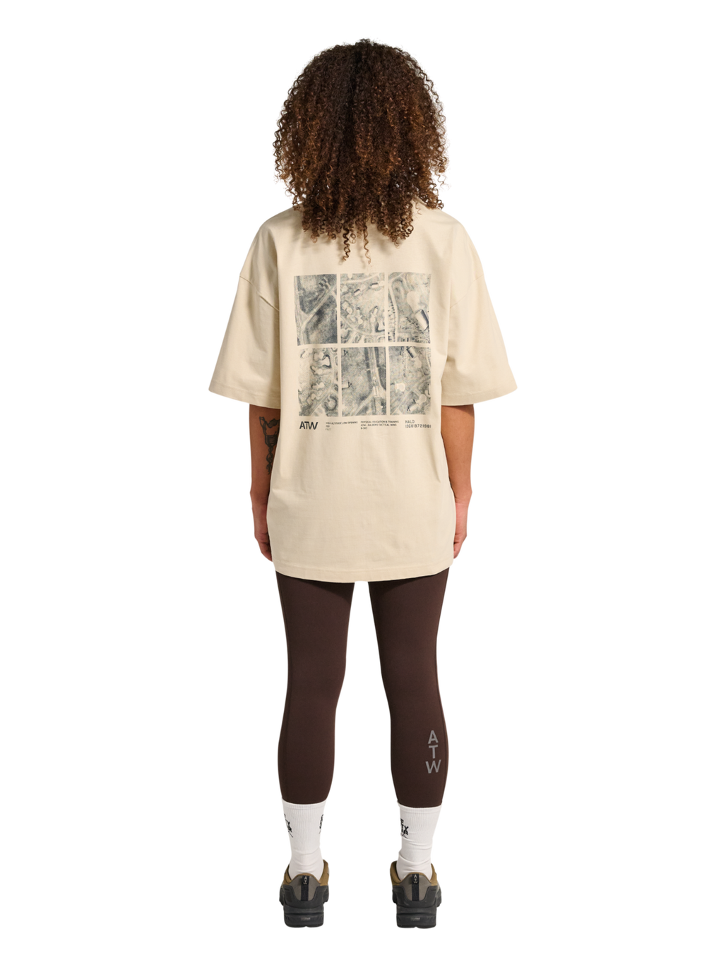 HALO GRAPHIC BOXY T-SHIRT, OYSTER GRAY/ASPHALT, model