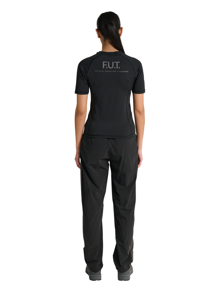 HALO WOMEN DIVISION T-SHIRT, BLACK, model