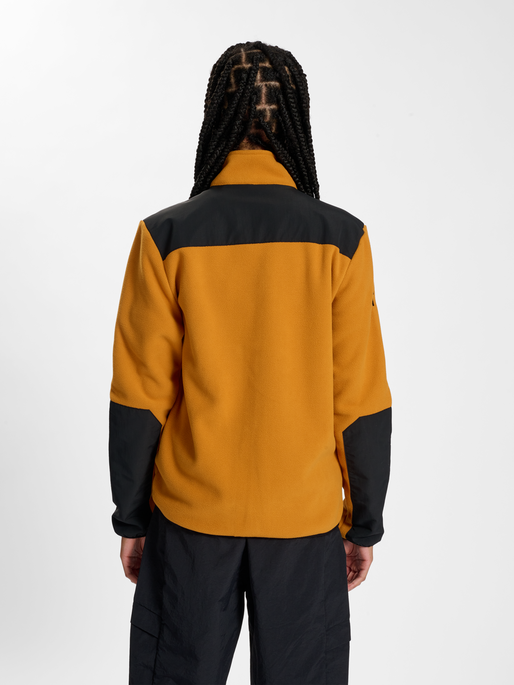 HALO BLOCKED ZIP FLEECE, HONEY GINGER, model