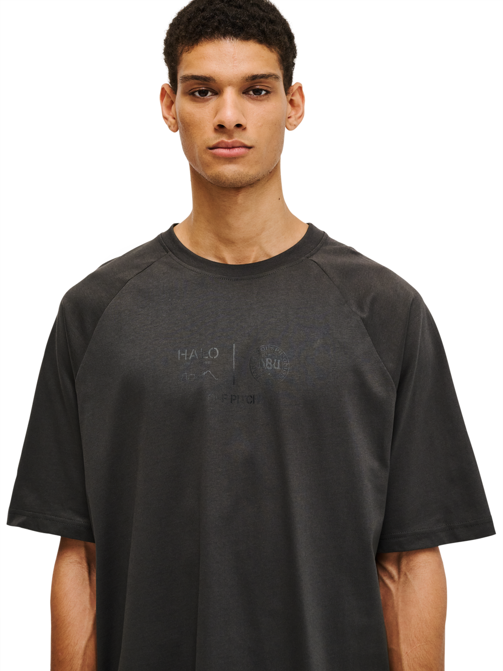 HALO DBU BOXY T-SHIRT, RAVEN, model