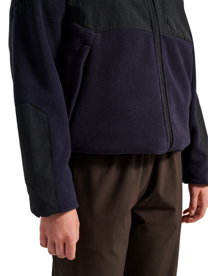 HALO BLOCKED ZIP FLEECE, DEEP WELL, model