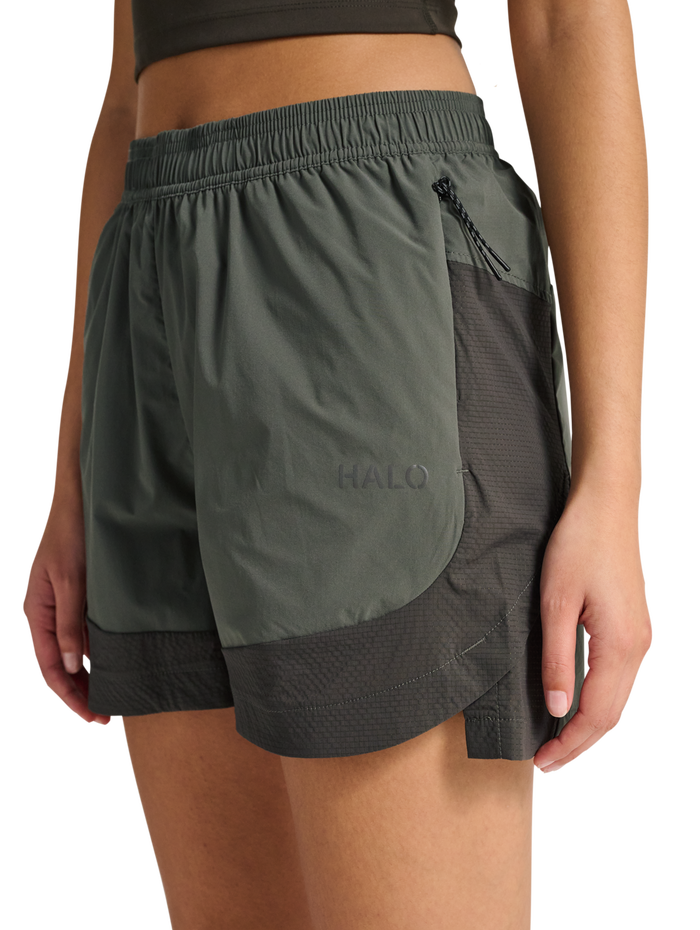HALO DIVISION SHORTS, GUNMETAL, model
