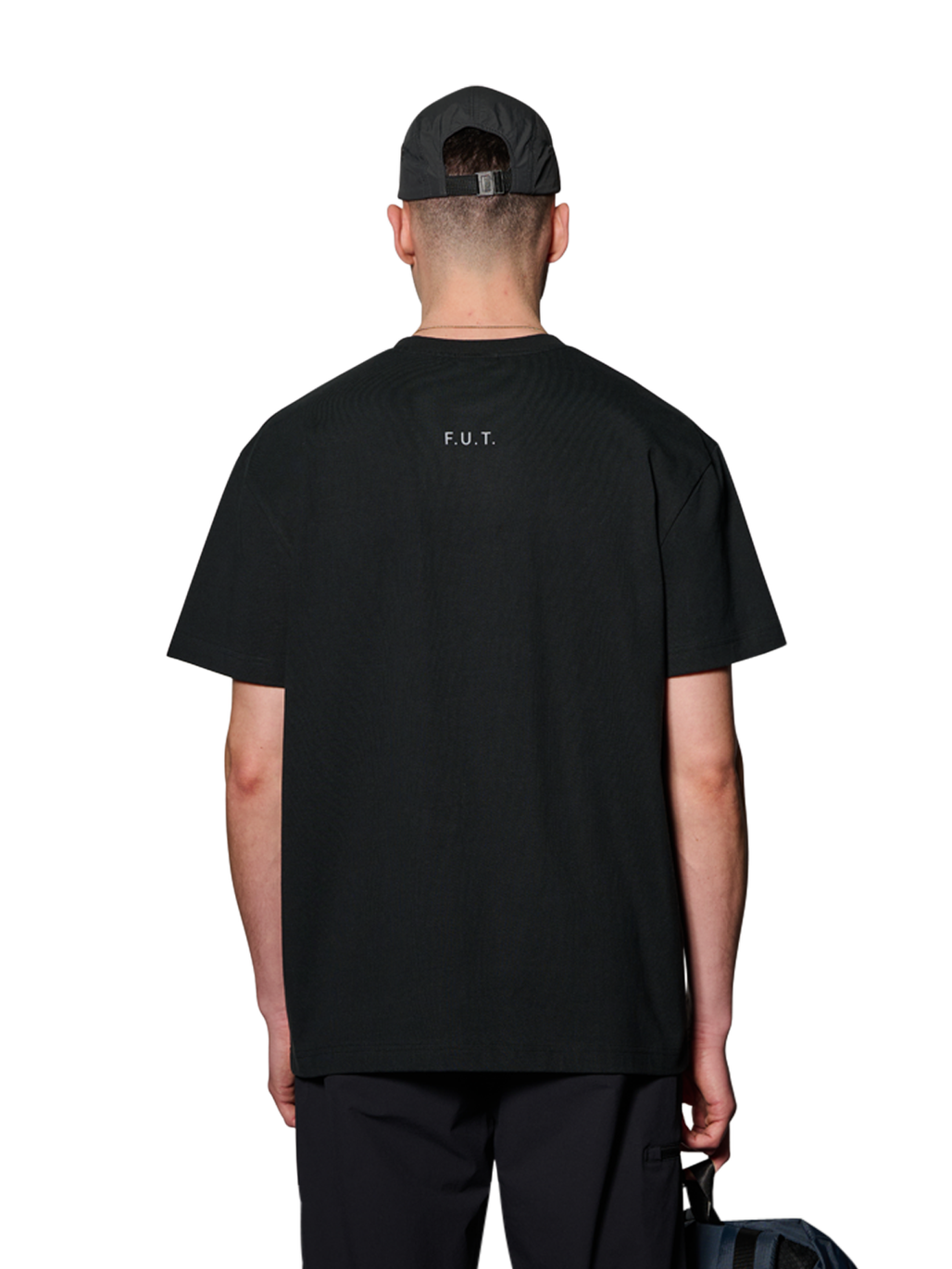 HALO ESSENTIAL T-SHIRT, BLACK, model
