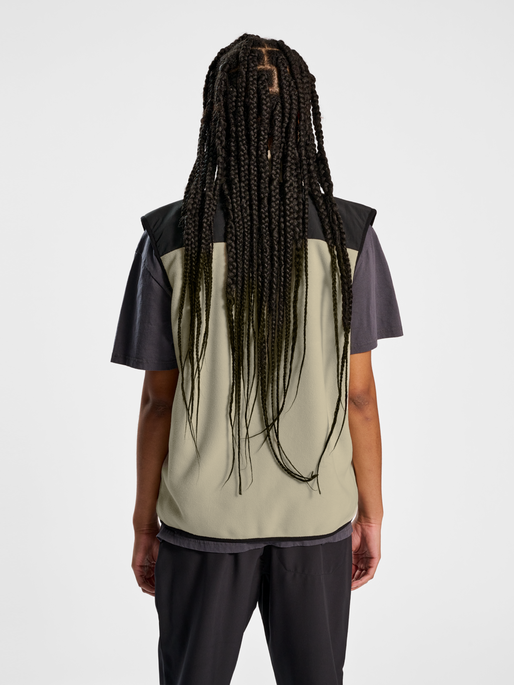 HALO BLOCKED FLEECE VEST, OYSTER GRAY, model