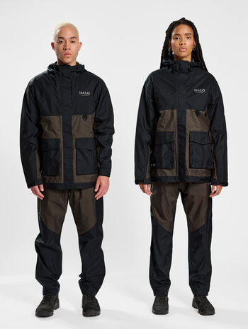 HALO BLOCKED SHELL JACKET, BLACK, model