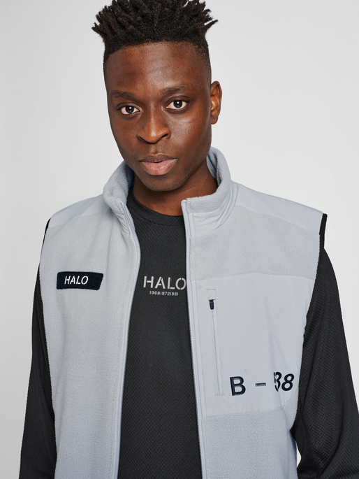HALO TEDDY FLEECE VEST, HARBOR MIST, model