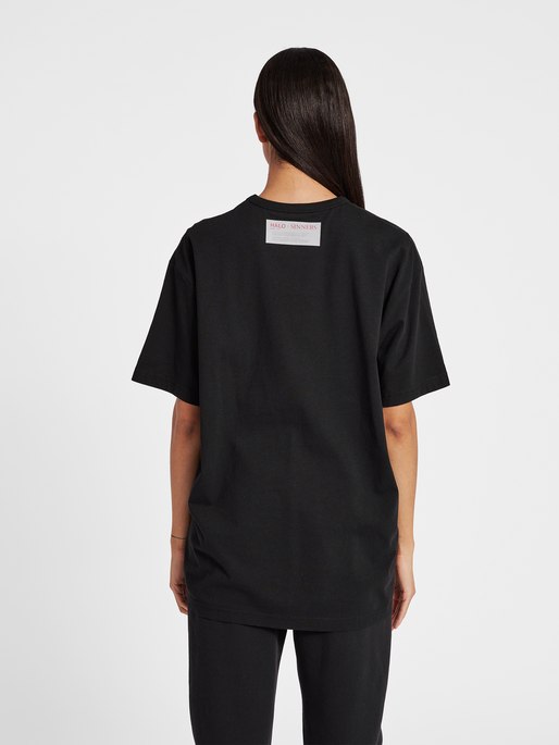 HALO SINNERS TEE, BLACK, model