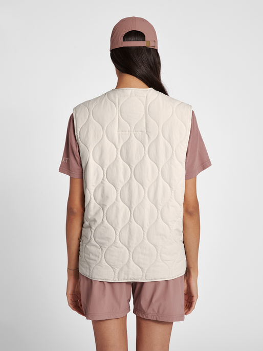HALO QUILTED VEST, SILVER BIRCH, model