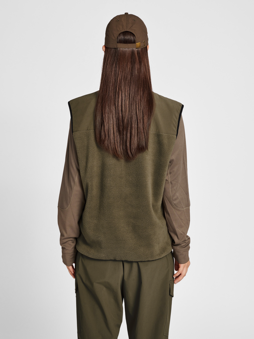 HALO TEDDY FLEECE VEST, MAJOR BROWN, model
