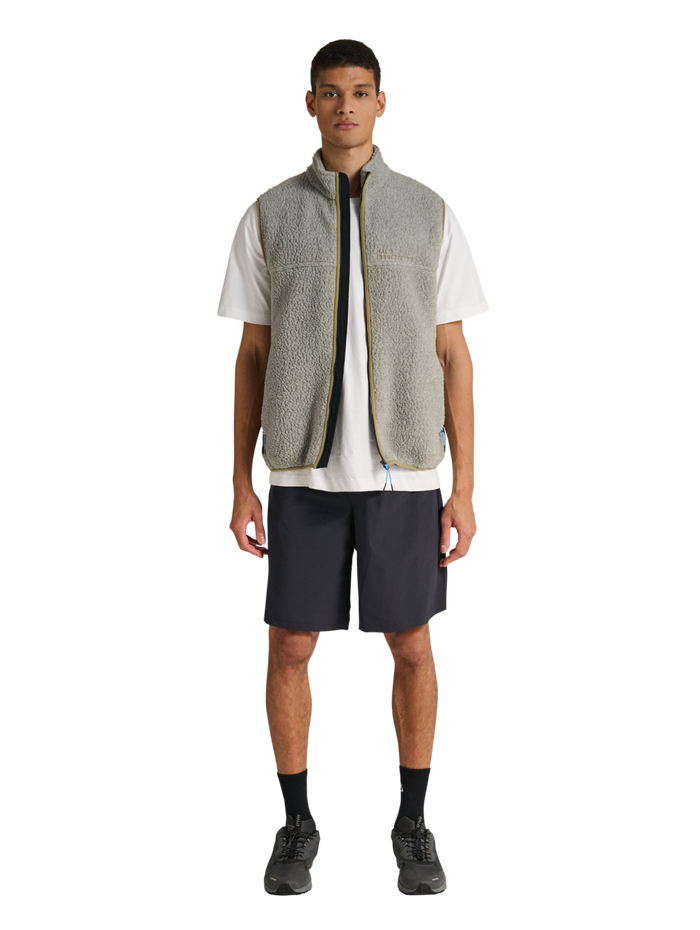 HALO MOVE POLARTEC FLEECE VEST, TURTLEDOVE, model