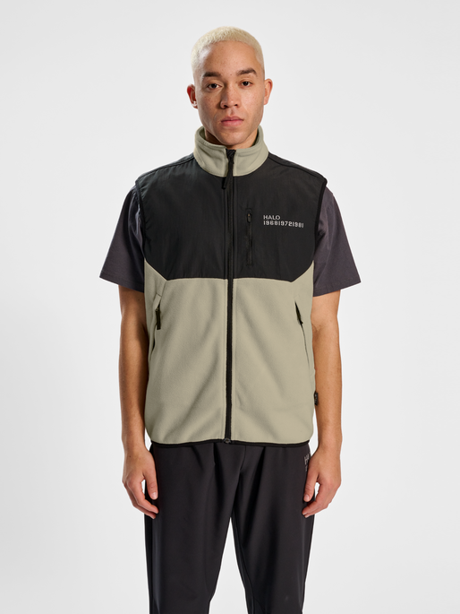 HALO BLOCKED FLEECE VEST, OYSTER GRAY, model