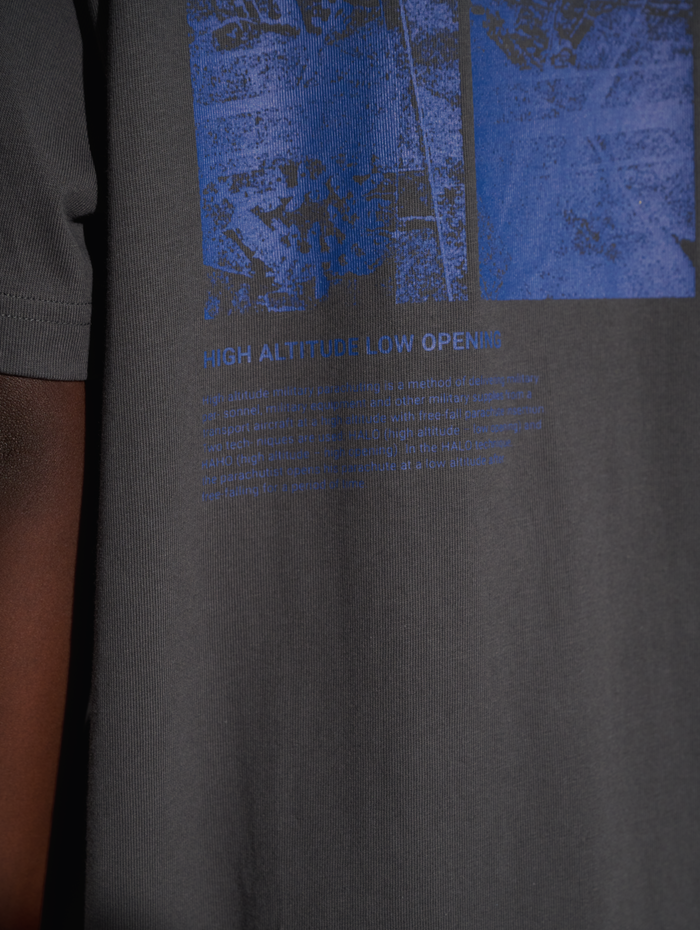 HALO MAP T-SHIRT, RAVEN, model