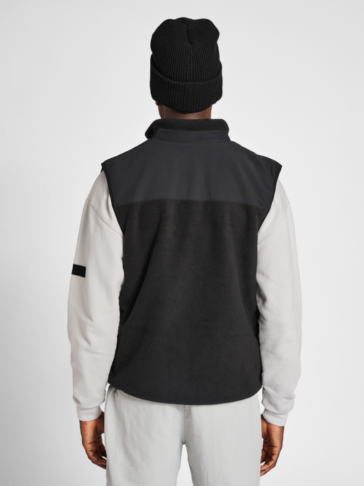 HALO TEDDY FLEECE VEST, BLACK, model