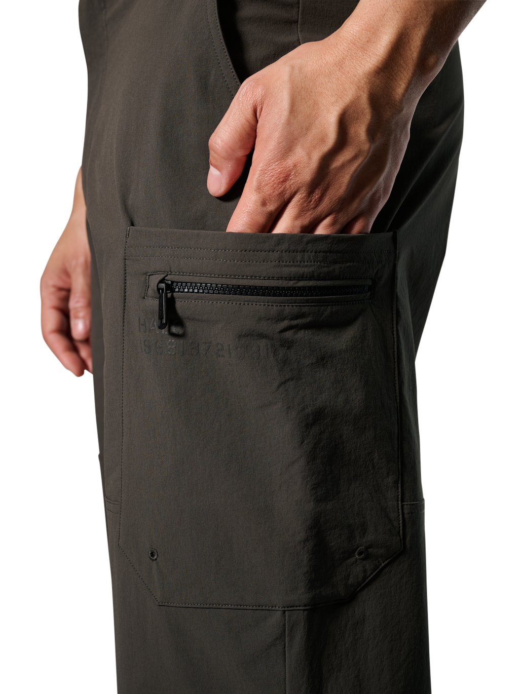 HALO DELTA PANTS, RAVEN, model