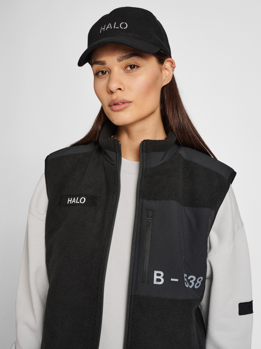 HALO TEDDY FLEECE VEST, BLACK, model