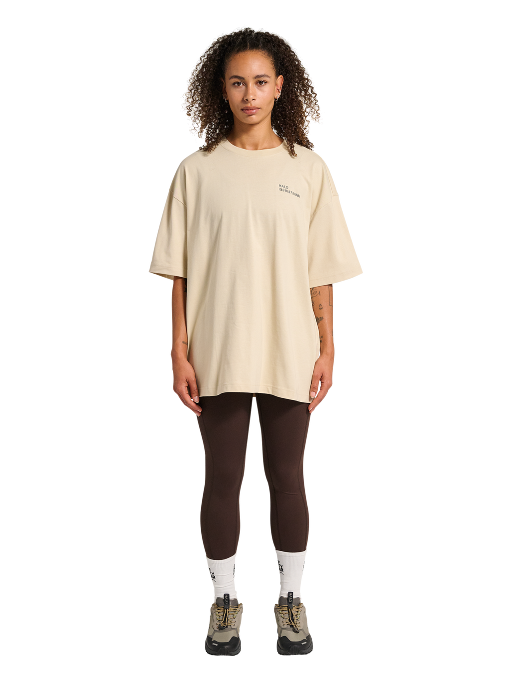 HALO GRAPHIC BOXY T-SHIRT, OYSTER GRAY/ASPHALT, model