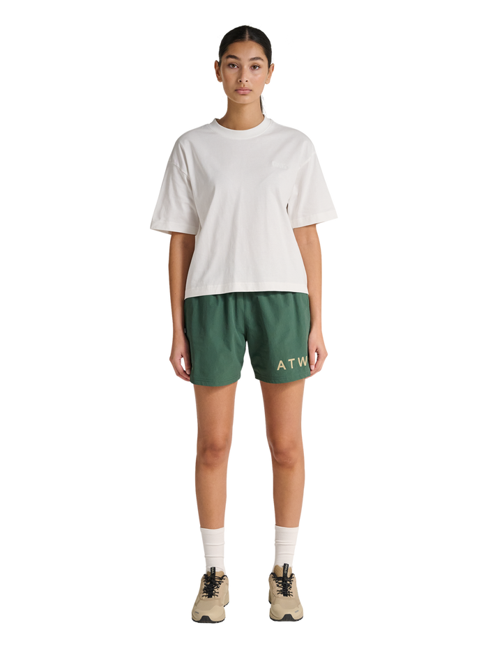 HALO WOMEN LOGO T-SHIRT, MARSHMALLOW, model