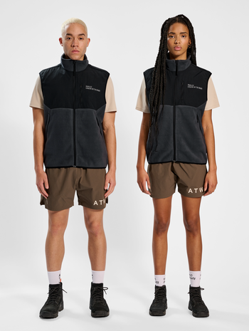 HALO BLOCKED FLEECE VEST, EBONY, model