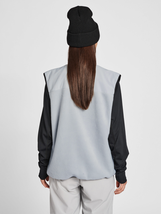 HALO TEDDY FLEECE VEST, HARBOR MIST, model