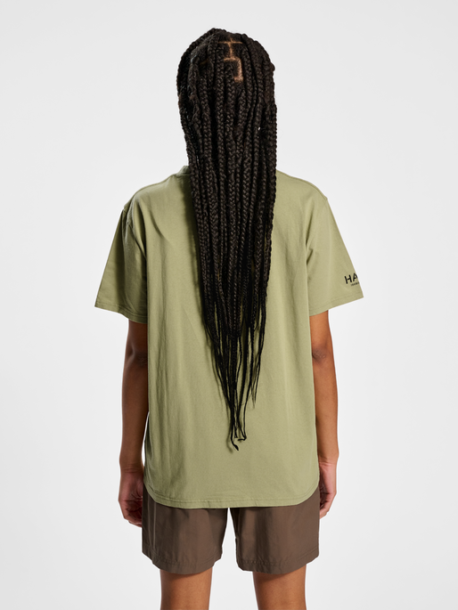 HALO LOGO T-SHIRT, GRAY GREEN, model