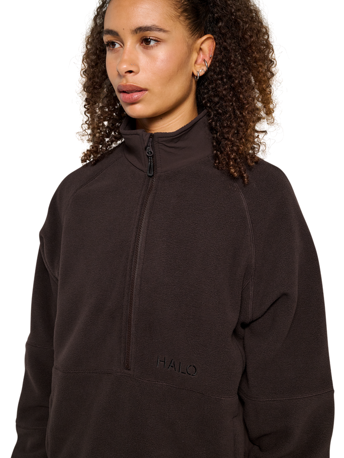 HALO TEDDYFLEECE PULLOVER, CHOCOLATE TORTE, model
